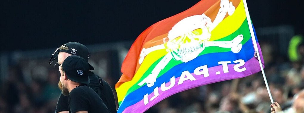 Ein Fan-Netzwerk des FC St. Pauli ruft dazu auf, beim Heimspiel gegen Wolfsburg Regenbogenfarben zu tragen. - © Christian Charisius/dpa