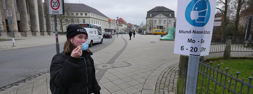 Die meisten setzen vorschriftsmäßig im Detmolder Rosental ihre Mund-Nasenbedeckung auf. - © Jost Wolf