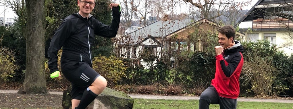 TV-Lemgo-Trainer Jannik Tautz (rechts) zeigt LZ-Redakteur Till Brand, wie der Step-up am Ostertorwall problemlos machbar ist. - © Katrin Kantelberg