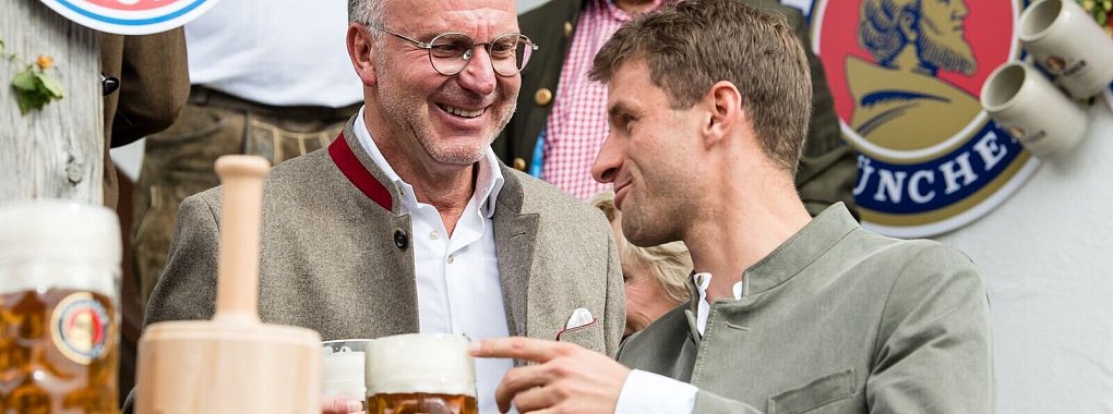 Lange Weggefährten beim FC Bayern: Karl-Heinz Rummenigge (l) und Thomas Müller (r). - © Matthias Balk/dpa