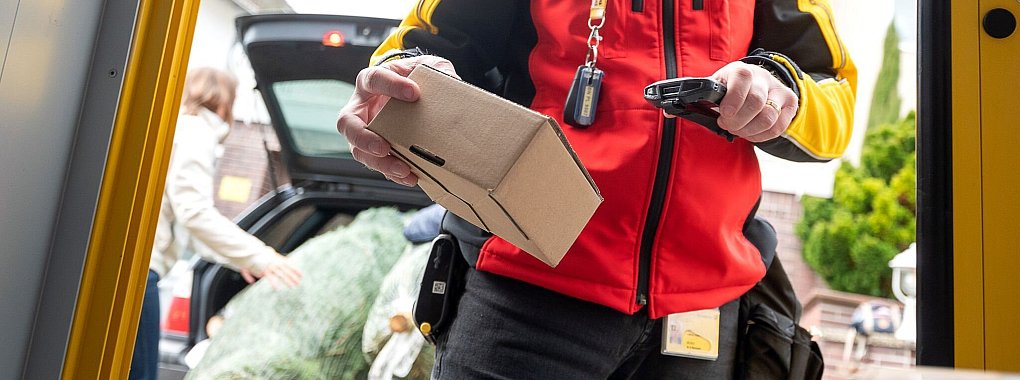 Für den sicheren Versand von Weihnachtsgeschenken sollten stabile Kartons ohne alte Etiketten sowie ausreichend Polstermaterial verwendet werden. - © Sebastian Gollnow/dpa/dpa-tmn