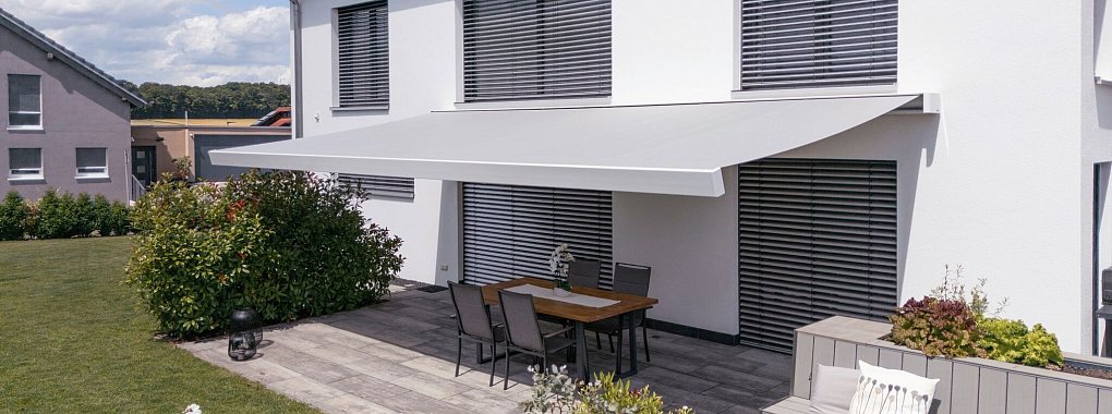 Außenjalousien: Wer vor dem Fenster einen Sonnenschutz anbringt, braucht drinnen oft keine Klimaanlage. - © Warema/VFF/dpa-tmn