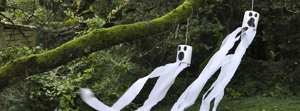 Die flatternden Gespenster bringen den Gruselfaktor in den Garten. - © DIY-Academy/dpa-tmn