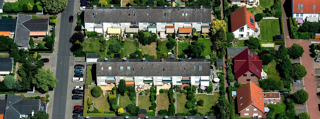 Egal, ob Kauf oder Miete: Vor der Unterschrift eines Vertrags sollten Verbraucherinnen und Verbraucher die Immobilie sorgfältig unter die Lupe nehmen - am besten zusammen mit Fachleuten. - © Hauke-Christian Dittrich/dpa/dpa-tmn