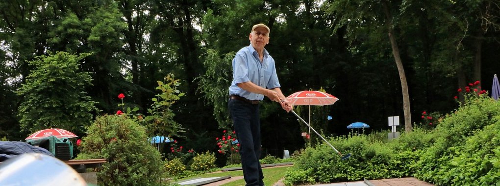 Der Profi macht's vor: Füße stehen parallel zur Bahn ausgerichtet, der Ball wird an den richtigen Abschlagpunkt gelegt. Der Schläger darf nicht durch die Luft schlackern und der Blick bleibt auf dem Ball. Und mit ein bisschen Übung schlägt der Spieler ein Ass - und landet mit einem Schlag den Ball im Loch. - © Yvonne Glandien