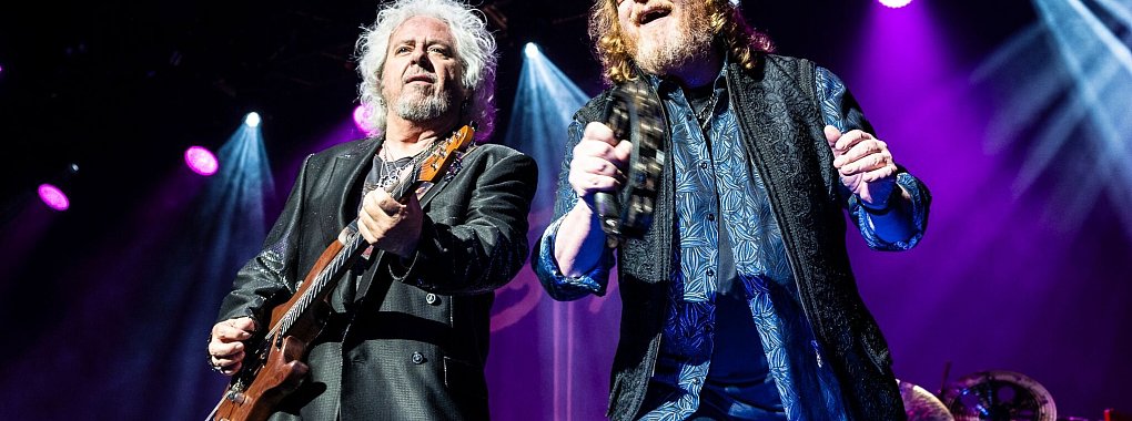 Das Video zu ihrem Hit «Africa» hat bei YouTube mehr als eine Milliarde Abrufe. Jetzt ist die unverwüstliche Band um Gitarrist Steve Lukather und Sänger Joseph Williams wieder auf Tournee. - © Masanori Doi/Wizard Live/dpa