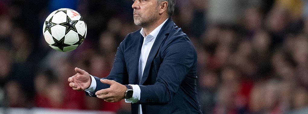 Trainer Hansi Flick hofft, dass beim FC Barcelona bald wieder der Fußball im Mittelpunkt steht. - © Sven Hoppe/dpa