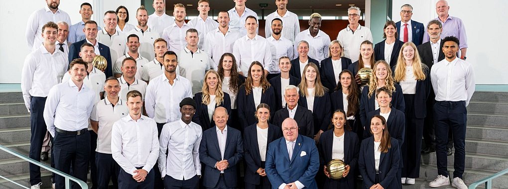 Basketballerinnen und Basketballer an der Seite des Kanzlers - © Guido Bergmann/Presse- und Informationsamtes der Bundesregierung (BPA)/dpa