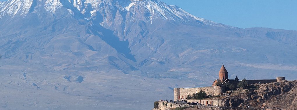 Sakralbau vor der Kulisse des heiligen Berges: das Kloster Khor Virap mit dem Ararat im Hintergrund. - © Andreas Drouve/dpa-tmn