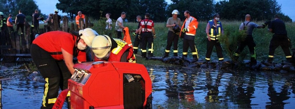 Feuerwehrpersonal und Anwohner bilden eine Kette. - © Feuerwehr Bad Salzuflen