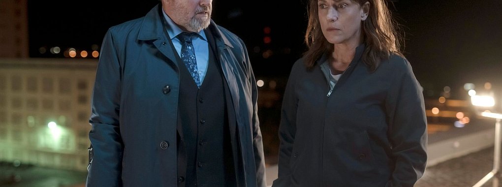 Doreen Brasch (Claudia Michelsen) und Uwe Lemp (Felix Vörtler) schauen sich auf dem Dach um und tauschen erste Ideen aus. - © Stefan Erhard/MDR/filmpool fiction/ARD/dpa