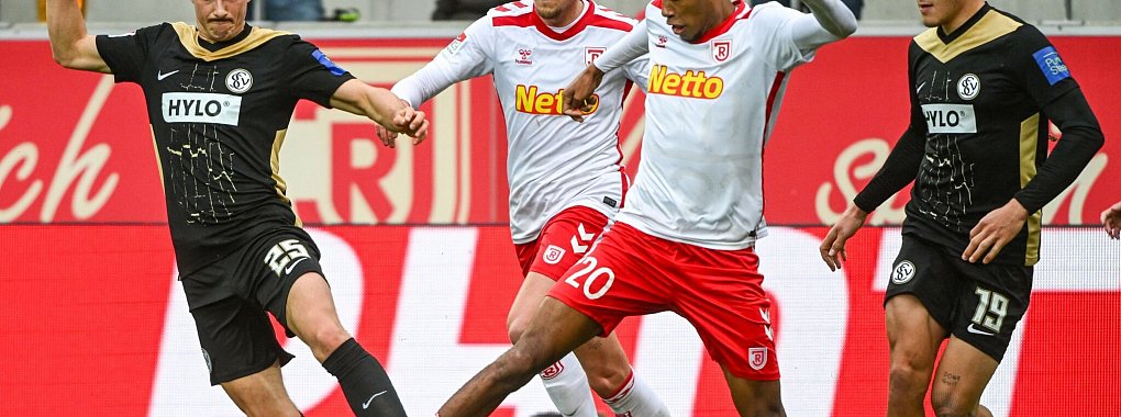 Noah Ganaus beweist seinen Torriecher. - © Armin Weigel/dpa