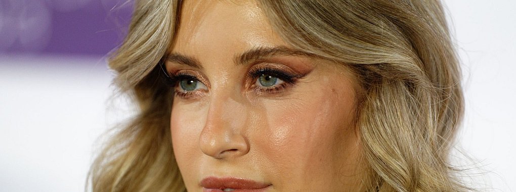 Die Moderatorin Cathy Hummels kommt zu Verleihung des Deutschen Parfumpreises «Duftstars 2023». - © Henning Kaiser/dpa