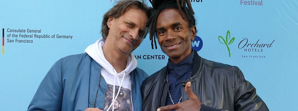 Regisseur Markus Goller (l) und Fabrice &laquo;Fab&raquo; Morvan bei der Er&ouml;ffnung des Filmfestivals &laquo;Berlin & Beyond&raquo; in San Francisco. - &copy; Barbara Munker/dpa