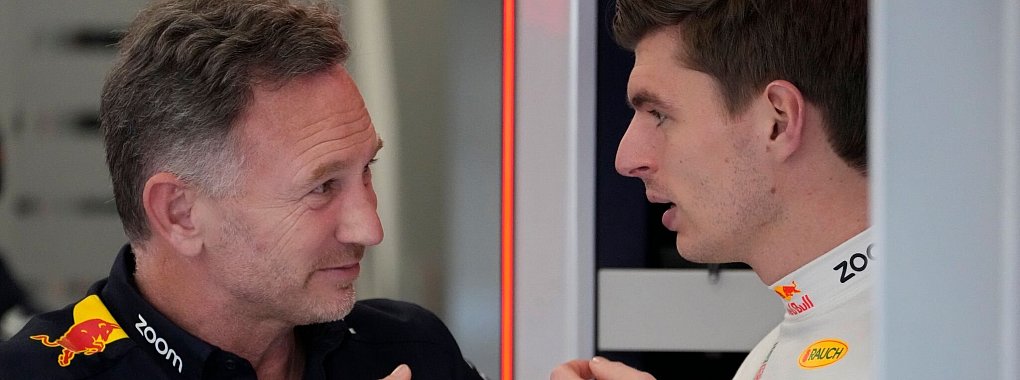 Red-Bull-Teamchef Christian Horner (l) im Gespräch mit Max Verstappen. - © Darko Bandic/AP/dpa