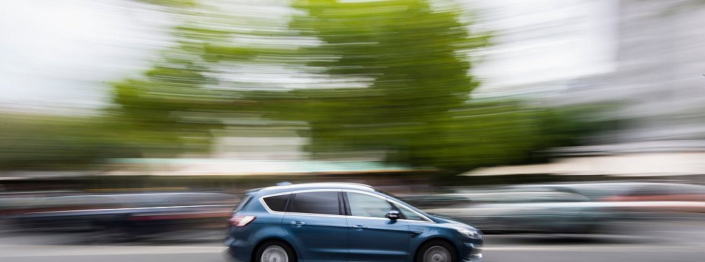 Wer einen Firmenwagen auch privat verwendet, muss das als so genannten geldwerten Vorteil versteuern. - © Julian Stratenschulte/dpa/dpa-tmn