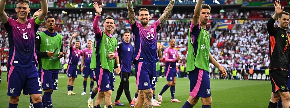 Die Spieler bedanken sich nach dem Spiel bei den Fans. - &copy; Tom Weller/dpa