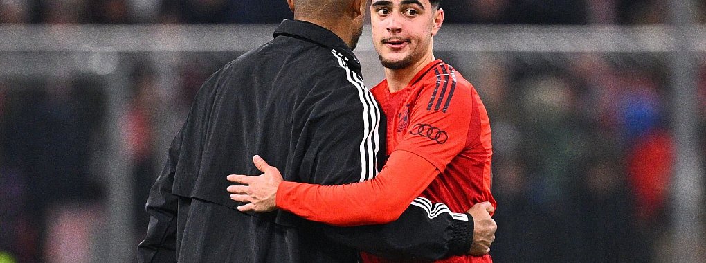Wieder voll einsatzfähig: Bayerns Aleksandar Pavlovic (r), der von Trainer Kompany eine hohe Meinung hat. - © Tom Weller/dpa