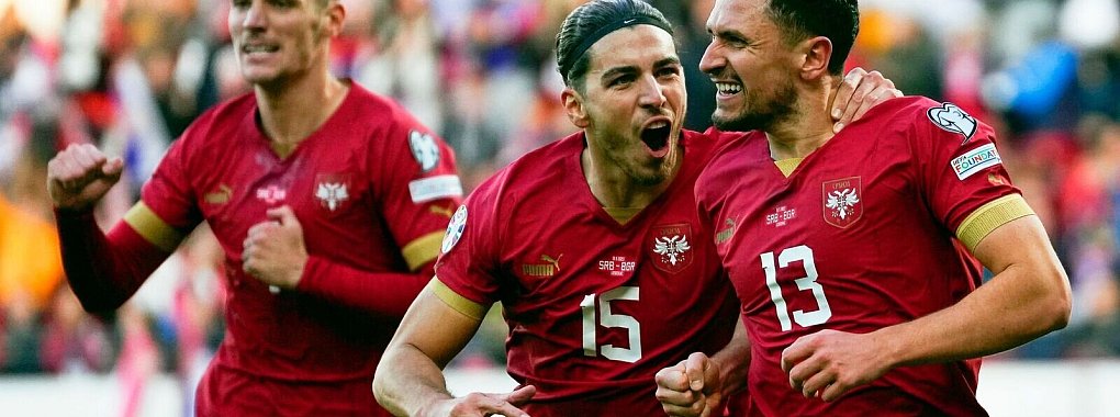 Milos Veljkovic (r) ist der einzige aktuelle Bundesliga-Profi im EM-Kader der Serben. - © Darko Vojinovic/AP/dpa