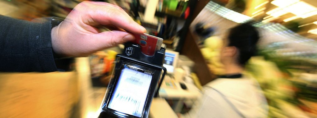 Auch wer in finanziellen Schwierigkeiten steckt, hat Anrecht auf ein Basiskonto, um am alltäglichen Zahlungsverkehr teilnehmen zu können. - © Karl-Josef Hildenbrand/dpa/dpa-tmn