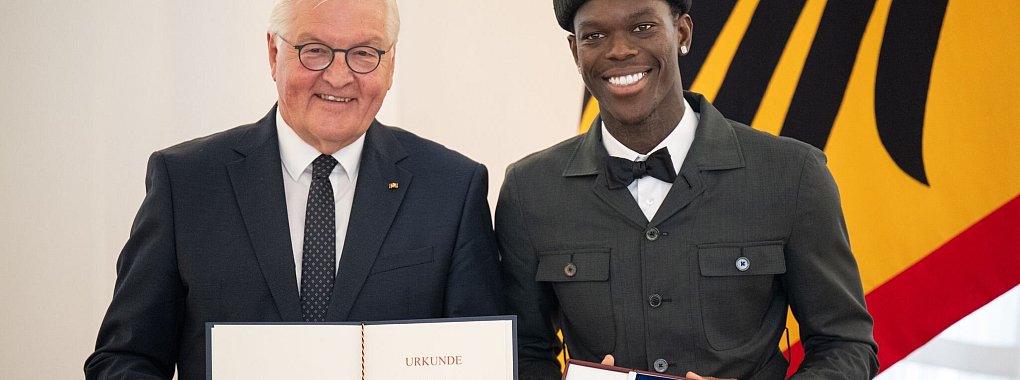 Bundespr&auml;sident ehrt Basketball-Weltmeister: Steinmeier und Schr&ouml;der. - &copy; Hannes P. Albert/dpa