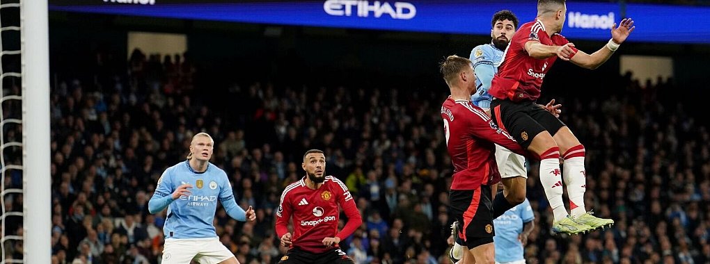 Josko Gvardiol (2.v.r) erzielt den Führungstreffer für Manchester City. - © Martin Rickett/PA Wire/dpa