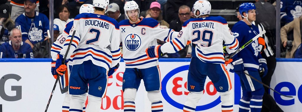 Leon Draisaitl (Nr. 29) traf zum 3:3 - am Ende verloren die Edmonton Oilers in der Verlängerung. - © Christopher Katsarov/The Canadian Press/AP/dpa