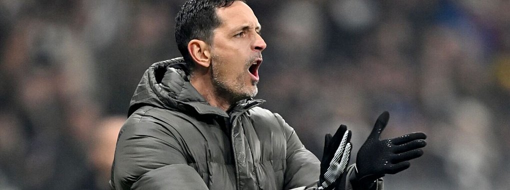 Eintracht Frankfurts Trainer Dino Toppmöller will sich zu einem möglichen Marmoush-Nachfolger nicht äußern. - © Arne Dedert/dpa