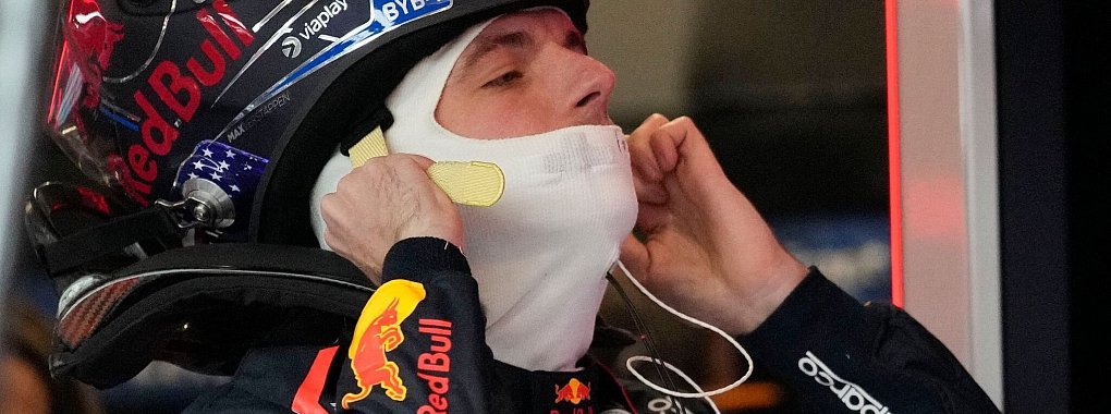 Helm auf und auf dem Weg zum Titel in Las Vegas? Max Verstappens Chancen stehen gut. - © John Locher/AP /dpa
