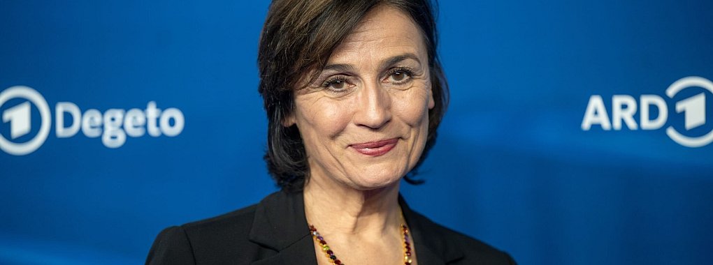 Fernsemoderatorin Sandra Maischberger hat aus ihrem letzten Fernsehinterview mit Altkanzler Helmut Schmidt ein ganz besonderes Erinnerungsstück aufbewahrt. - © Monika Skolimowska/dpa