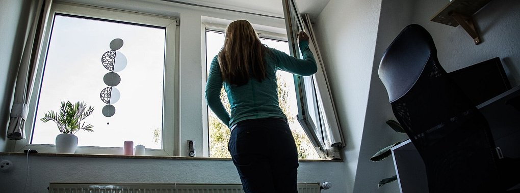 Drei- bis viermal pro Tag für jeweils zehn bis 15 Minuten: Effizientes Lüften benötigt im Frühling mehr Zeit. - © Christin Klose/dpa-tmn/dpa
