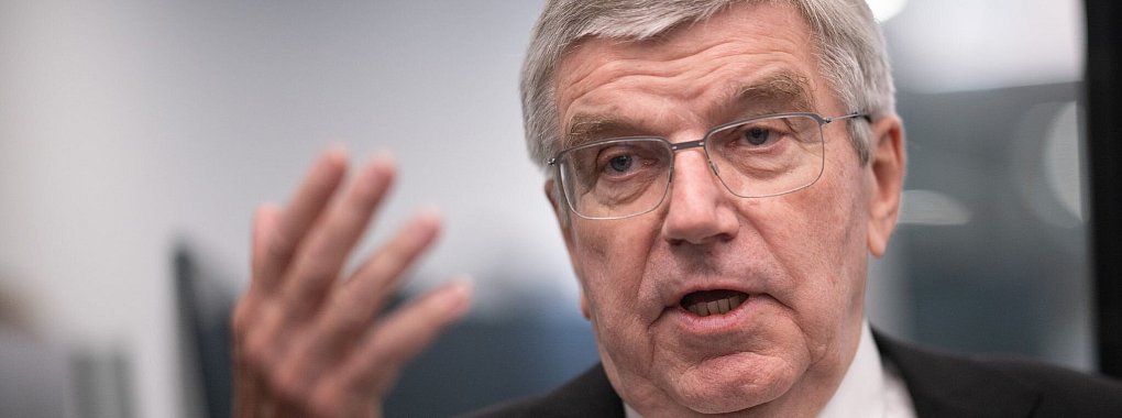 IOC-Präsident Thomas Bach kritisiert die neuen Bundesjugendspiele. - © Sebastian Christoph Gollnow/dpa