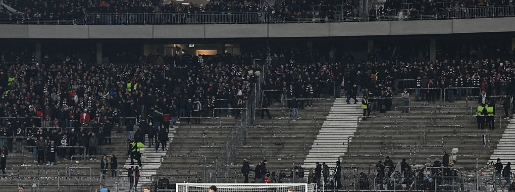 Am Rande des Fußballspiels zwischen Eintracht Frankfurt und dem VfB Stuttgart kam es zu massiven Ausschreitungen. - © Arne Dedert/dpa