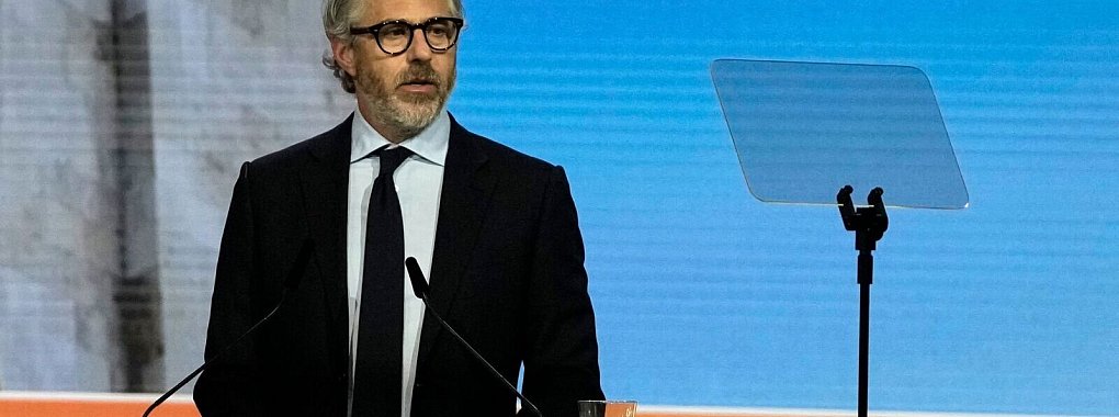Organisationschef Casey Wasserman müht sich, Bedenken vor den Sommerspielen 2028 in Los Angeles zu zerstreuen. - © Thanassis Stavrakis/AP/dpa