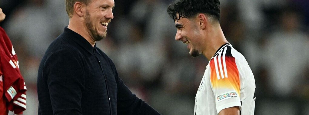 Das passt: Julian Nagelsmann (l) findet Aleksandar Pavlovic als Sechser richtig gut. - © Federico Gambarini/dpa