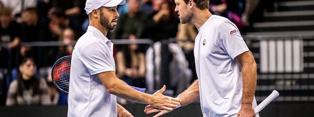 Tim Pütz (l) und Kevin Krawietz dürfen sich über den Einzug in das erste gemeinsame Grand-Slam-Finale freuen. - © Marton Monus/dpa
