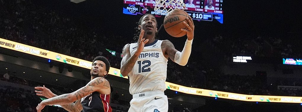 Ja Morant überzeugte mit 30 Punkten. - © Marta Lavandier/AP/dpa