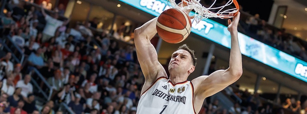 Johannes Voigtmann beim Dunking. - © Andreas Gora/dpa