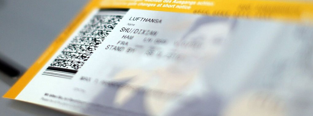 Muss der Name auf dem Flugticket nach der Heirat geändert werden, haben Paare bestenfalls die Heiratsurkunde als Nachweis parat. - © Malte Christians/dpa/dpa-tmn