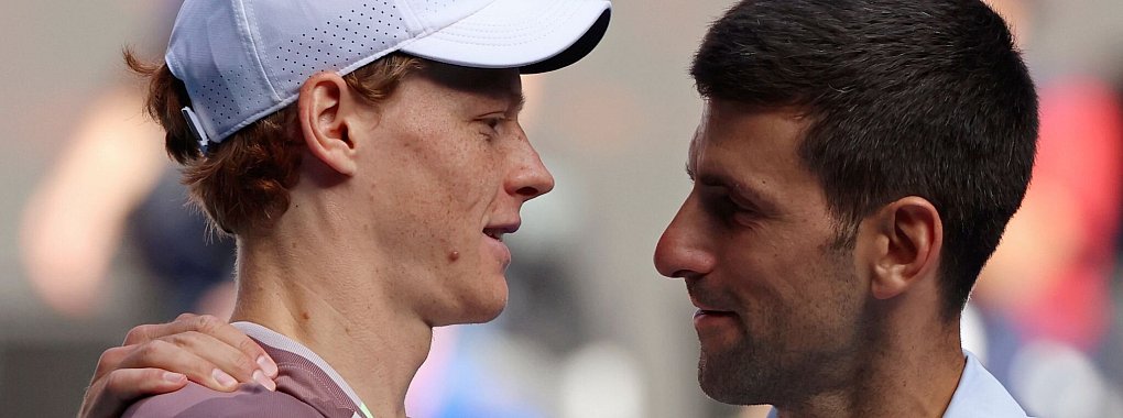 Novak Djokovic (r) ist nicht einverstanden, wie der Dopingfall von Jannik Sinner behandelt wurde. - © Asanka Brendon Ratnayake/AP/dpa