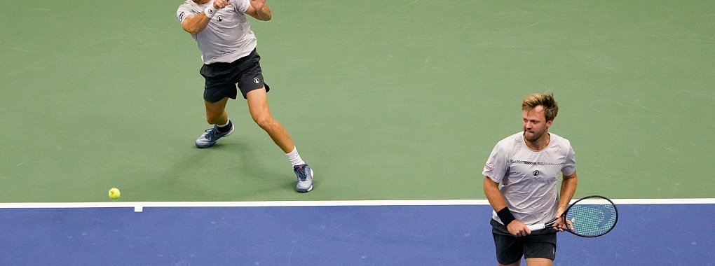 Tim Pütz (l) und Kevin Krawietz verpassen ihren ersten gemeinsamen Grand-Slam-Titel. - © Pamela Smith/AP/dpa
