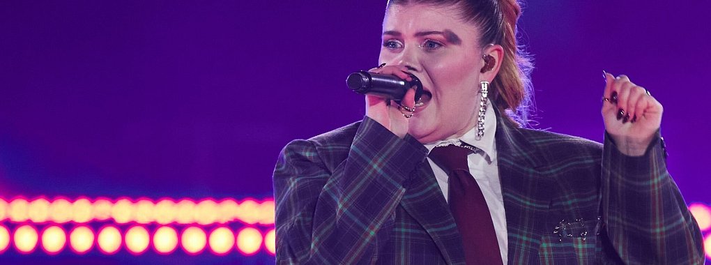 Sängerin Loi ist besonders nervös, wenn ihre Mutter bei Konzerten dabei ist. - © Joerg Carstensen/dpa