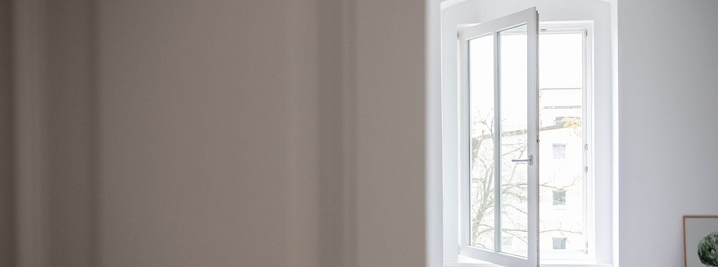 Fenster weit auf, dabei die Heizung runterdrehen: An kalten Tagen hilft Stoßlüften, um Schimmel zu verhindern und Energie zu sparen. - © Zacharie Scheurer/dpa-tmn