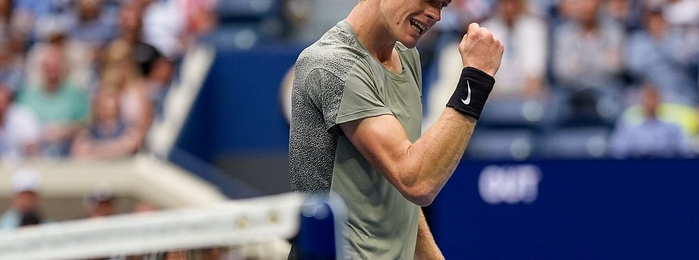 Jannik Sinner darf über den Finaleinzug jubeln. - © Julia Nikhinson/AP/dpa
