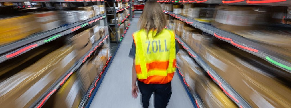 Für Sendungen aus Drittstaaten können Zollgebühren anfallen. Das kann teuer werden. - © Hendrik Schmidt/dpa/dpa-tmn