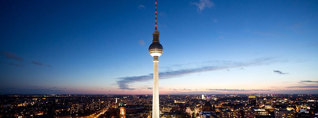 Weithin sichtbar: der Fernsehturm in Berlin-Mitte, ein Wahrzeichen der Hauptstadt. - © Kay Nietfeld/dpa/dpa-tmn