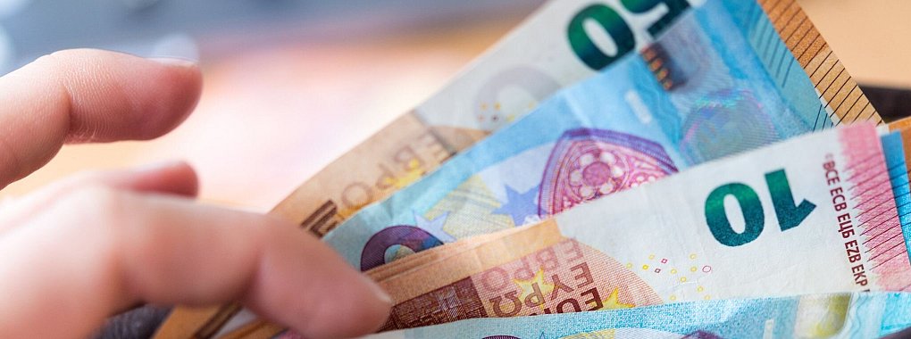 Auszahlung muss nicht zwingend monatlich erfolgen: Wer Anspruch auf eine Beschädigtenrente hat, kann diese auch als Abfindung kassieren. - © Monika Skolimowska/dpa-Zentralbild/dpa