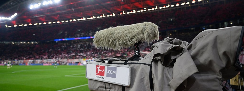 Eine TV-Kamera steht am Spielfeldrand. - &copy; Robert Michael/dpa