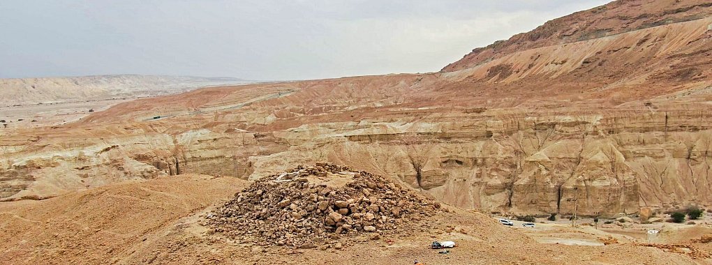 Israelische Forscher haben in der Nähe des Toten Meers eine riesige pyramidenartige Struktur entdeckt. - © -/Israelische Altertumsbehörde/dpa