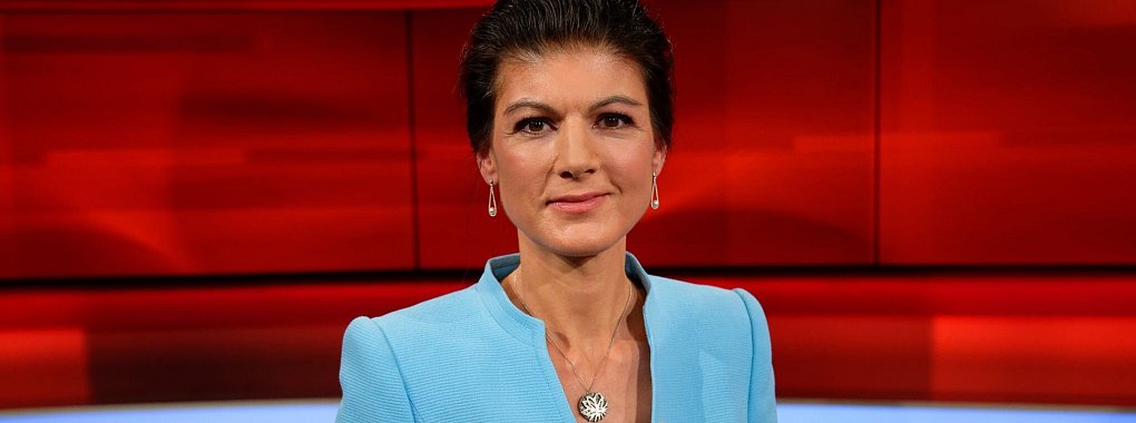 Sarah Wagenknecht ist bekannt für ihre besonderen Kostüme. Aber sie kann sich auch über selbstgestrickte Socken freuen. (Archivbild) - © Henning Kaiser/dpa
